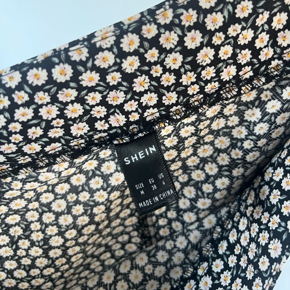 SHEIN FLOWER SKIRT - Picture 4 of 4